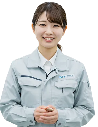 作業着を着てほほえむ女性