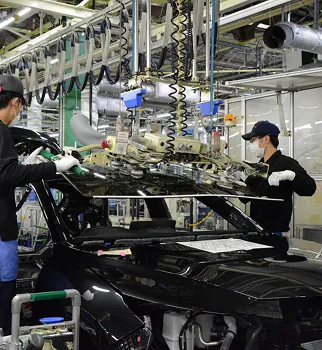 自動車製造工場で働く男性たち