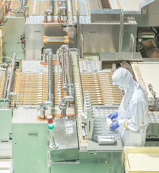 食品製造工場で働く男性たち