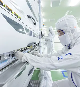 半導体製造工場で働く男性たち