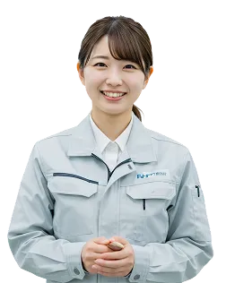 作業着を着てほほえむ女性